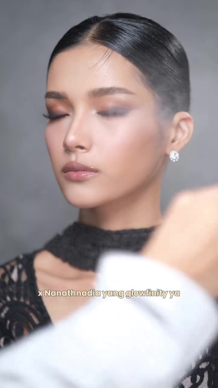 Jangan asal pakai banyak produk, trik aplikasikan highlighter ini bikin lebih glowing dan tahan lama