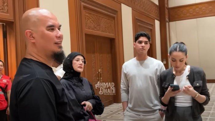 Beredar undangan pernikahan Al Ghazali dan Alyssa Daguise, desainnya unik bak maklumat raja
