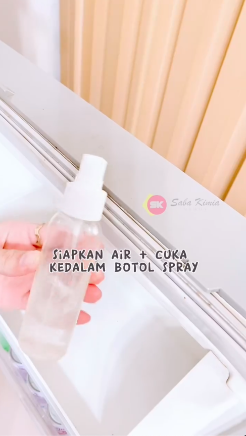 Tak perlu digosok pasta gigi, ini trik praktis bersihkan jamur di karet pintu kulkas