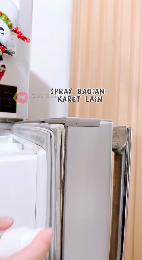 Tak perlu digosok pasta gigi, ini trik praktis bersihkan jamur di karet pintu kulkas