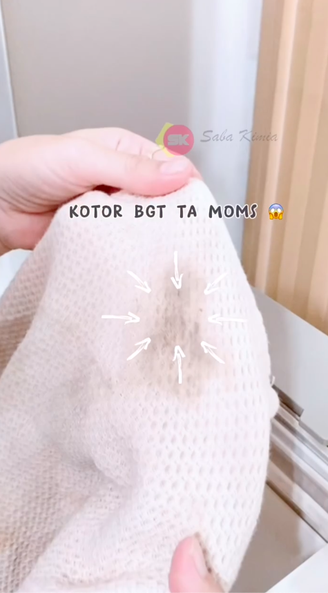 Tak perlu digosok pasta gigi, ini trik praktis bersihkan jamur di karet pintu kulkas