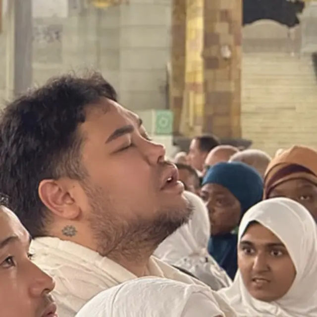 5 Potret Ivan Gunawan berjuang menyentuh Multazam Kabah, tempat mustajab untuk berdoa