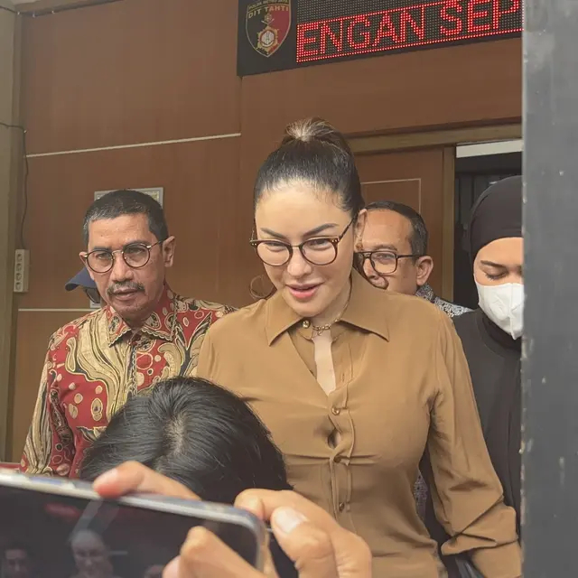 Momen Nikita Mirzani diserahkan ke Kejaksaan, tampilannya stylish dengan menebar senyuman