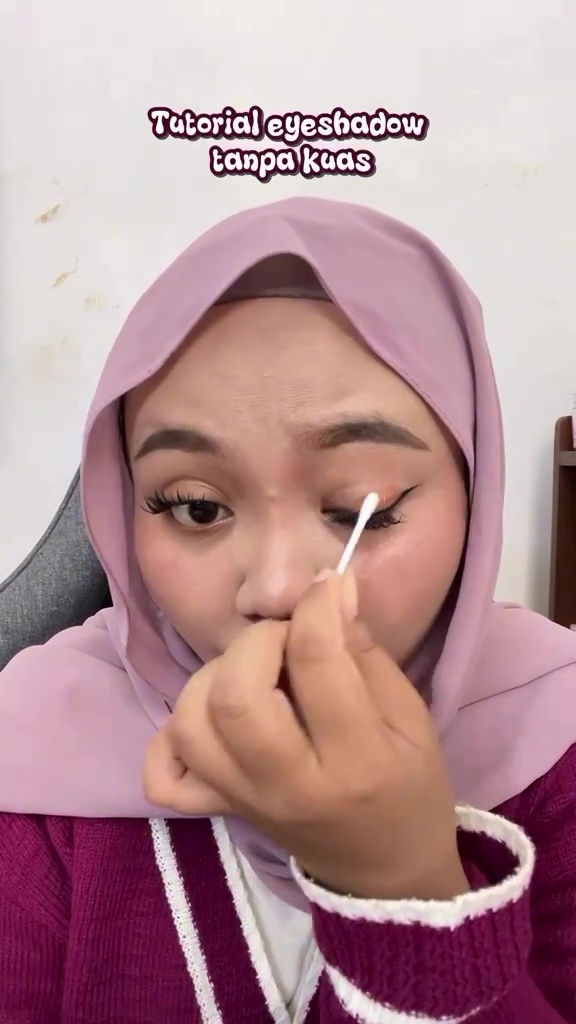 Trik pakai eyeshadow tanpa brush agar hasilnya auto rapi dan nggak bikin blok, cuma pakai 1 alat ini