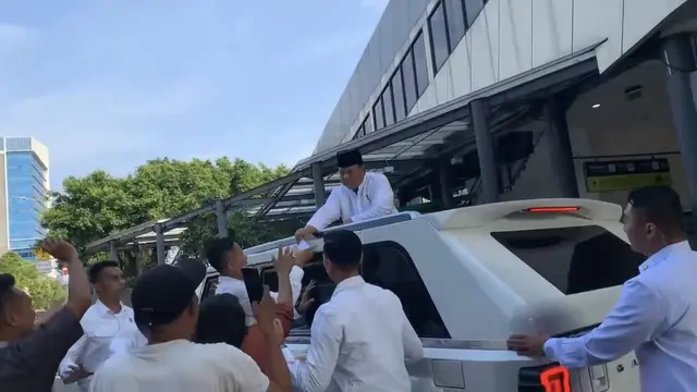 Momen Prabowo bagi-bagi THR usai salat Idul Adha 2025 di Masjid Istiqlal 