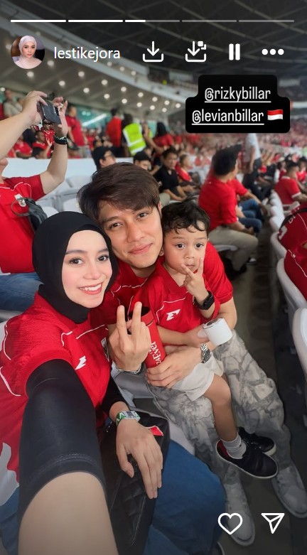 Potret 10 seleb nonton Timnas Indonesia vs China di GBK, Jennifer Coppen bareng keluarga Justin Hubner
