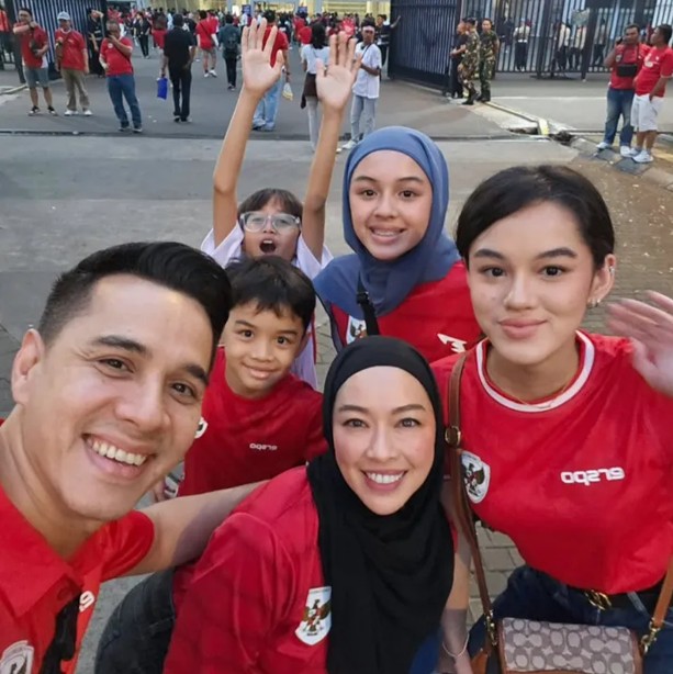 Potret 10 seleb nonton Timnas Indonesia vs China di GBK, Jennifer Coppen bareng keluarga Justin Hubner