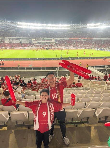 Potret 10 seleb nonton Timnas Indonesia vs China di GBK, Jennifer Coppen bareng keluarga Justin Hubner