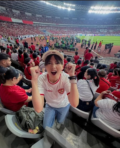 Potret 10 seleb nonton Timnas Indonesia vs China di GBK, Jennifer Coppen bareng keluarga Justin Hubner