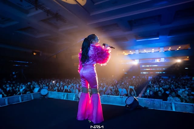 9 Potret Krisdayanti tampil nyentrik di acara Java Jazz Festival, pemilihan busananya bikin heran