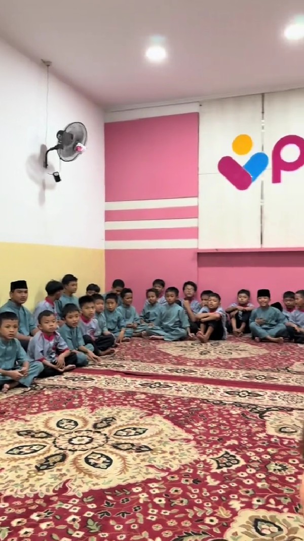 Rayakan ultah mendiang Dali Wassink, intip 9 momen Jennifer Coppen ngadain syukuran bareng anak yatim