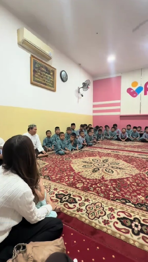 Rayakan ultah mendiang Dali Wassink, intip 9 momen Jennifer Coppen ngadain syukuran bareng anak yatim