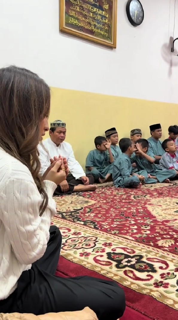 Rayakan ultah mendiang Dali Wassink, intip 9 momen Jennifer Coppen ngadain syukuran bareng anak yatim