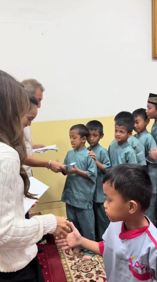 Rayakan ultah mendiang Dali Wassink, intip 9 momen Jennifer Coppen ngadain syukuran bareng anak yatim