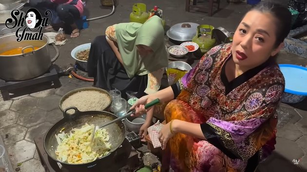 Jadi artis tajir tapi nggak gengsi membaur masyarakat, ini 9 momen Soimah ikut bantu hajatan tetangga