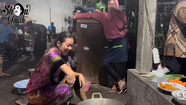 Jadi artis tajir tapi nggak gengsi membaur masyarakat, ini 9 momen Soimah ikut bantu hajatan tetangga