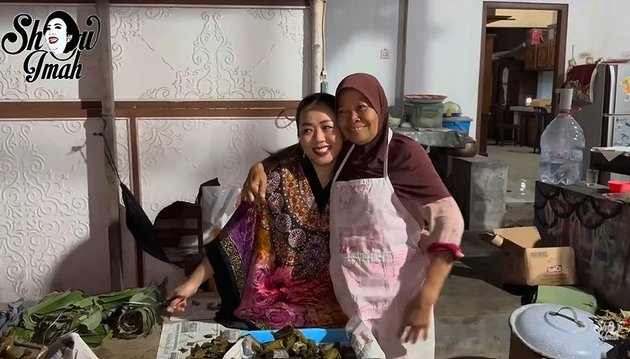 Jadi artis tajir tapi nggak gengsi membaur masyarakat, ini 9 momen Soimah ikut bantu hajatan tetangga