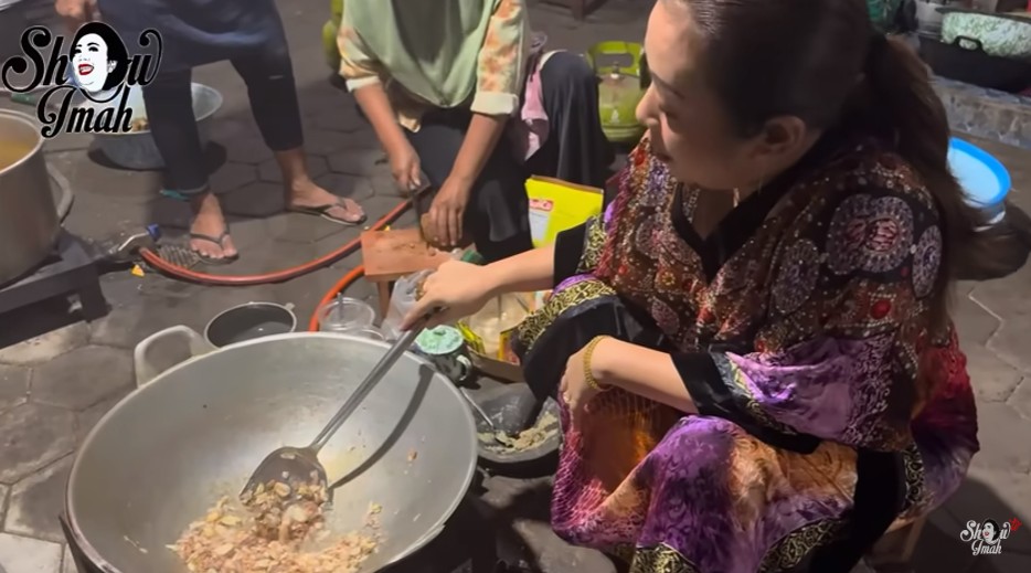 Jadi artis tajir tapi nggak gengsi membaur masyarakat, ini 9 momen Soimah ikut bantu hajatan tetangga