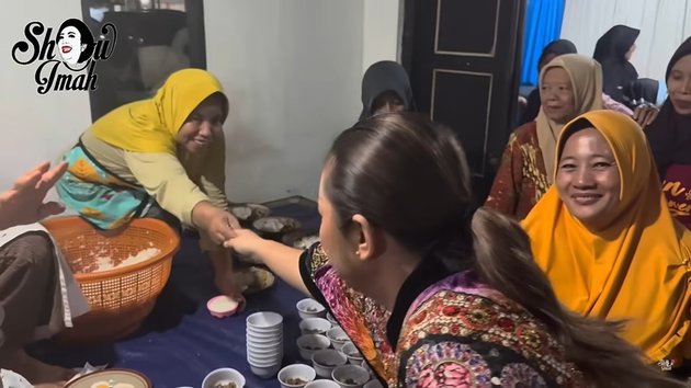 Jadi artis tajir tapi nggak gengsi membaur masyarakat, ini 9 momen Soimah ikut bantu hajatan tetangga