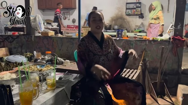 Jadi artis tajir tapi nggak gengsi membaur masyarakat, ini 9 momen Soimah ikut bantu hajatan tetangga