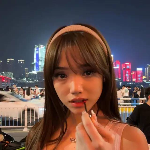 7 Gaya rambut panjang ala Fuji yang bikin tampil chic, fresh, dan makin glowing di segala momen