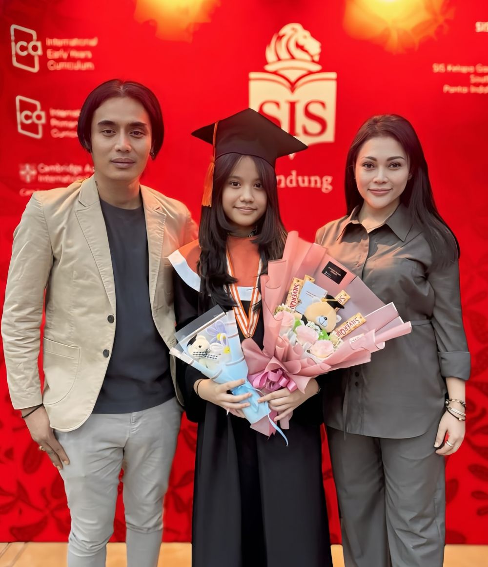Makin cantik seiring bertambah usia, momen kelulusan anak Charly Van Houten ini penuh kehangatan