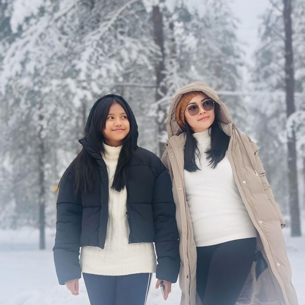 Makin cantik seiring bertambah usia, momen kelulusan anak Charly Van Houten ini penuh kehangatan