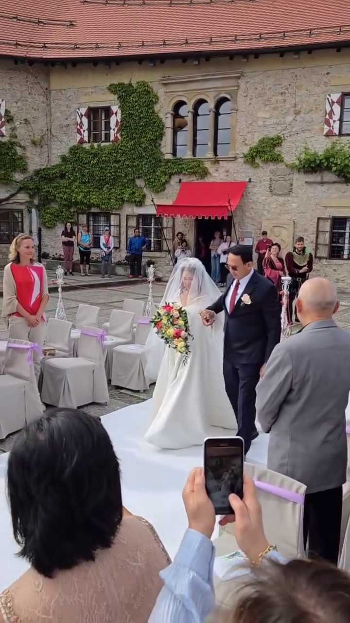 9 Potret Fifi Lety adik Ahok menikah di usia 56 tahun, sosok suaminya teman kuliah 35 tahun lalu