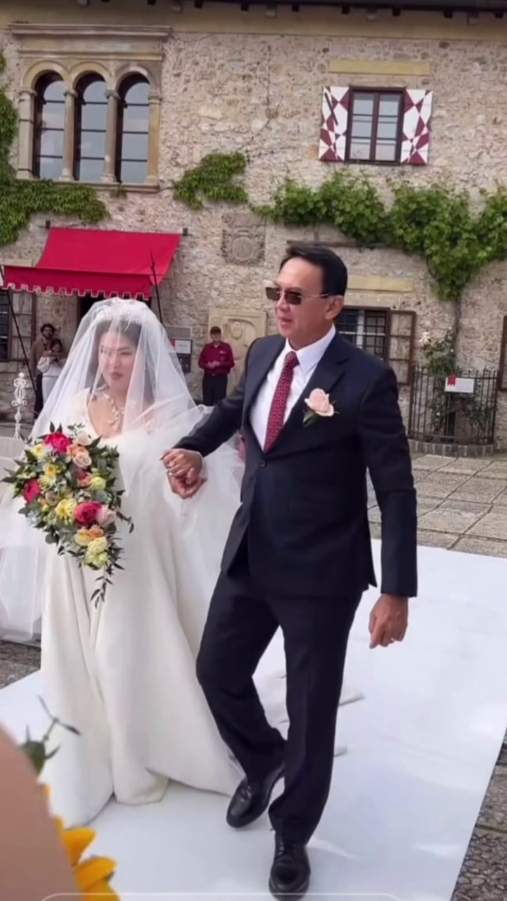 9 Potret Fifi Lety adik Ahok menikah di usia 56 tahun, sosok suaminya teman kuliah 35 tahun lalu