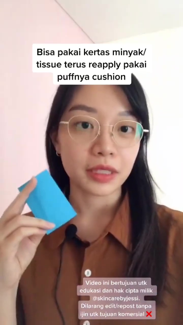 Tak harus pakai produk spray, ini cara reapply sunscreen saat makeup agar riasan nggak rusak