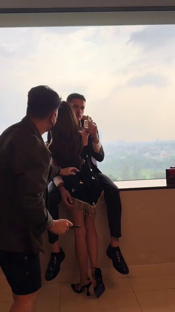 7 Momen mesra Justin Hubner jalani pemotretan produk, sosok model ceweknya bikin penasaran fans