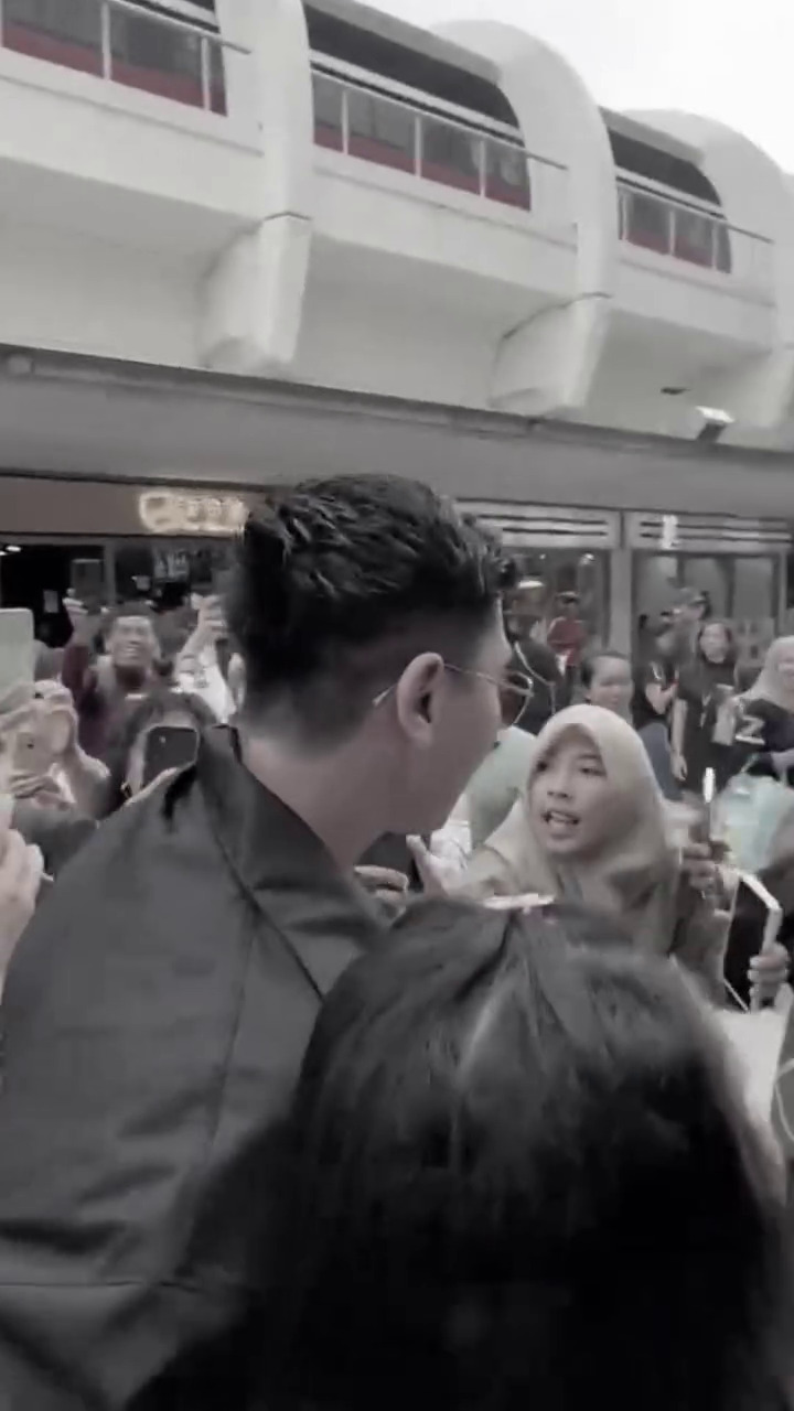 9 Potret riuh Verrell Bramasta saat liburan di Singapura dikerumuni fans, tiba-tiba dicium emak-emak