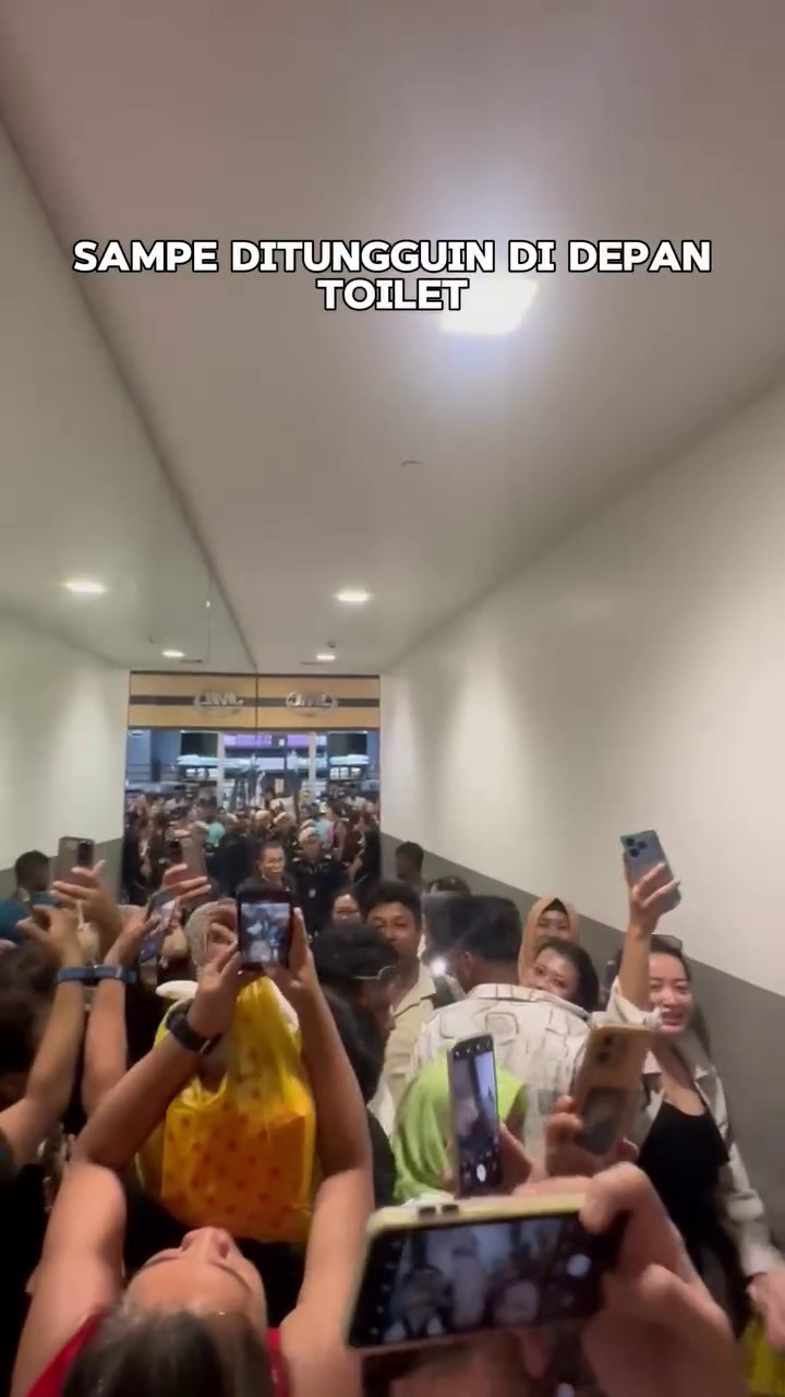 9 Potret riuh Verrell Bramasta saat liburan di Singapura dikerumuni fans, tiba-tiba dicium emak-emak