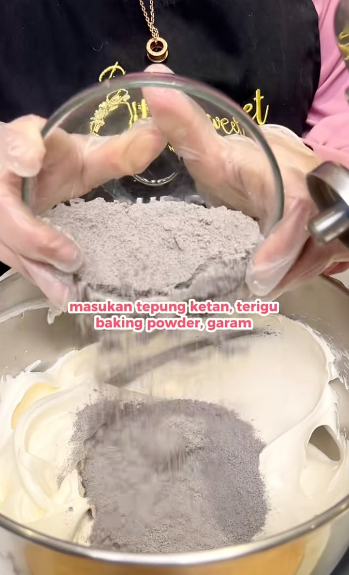 Cara bikin bolu ketan hitam keju lumer viral antiambyar, tak perlu oven, cuma kukus doang