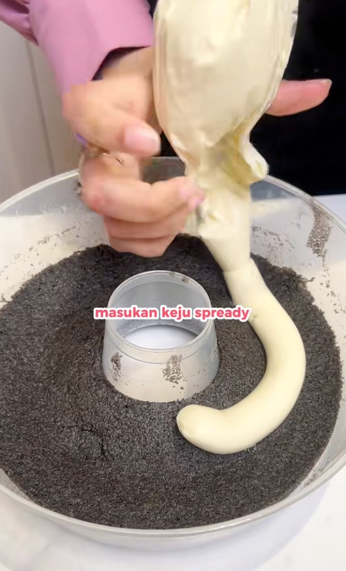 Cara bikin bolu ketan hitam keju lumer viral antiambyar, tak perlu oven, cuma kukus doang