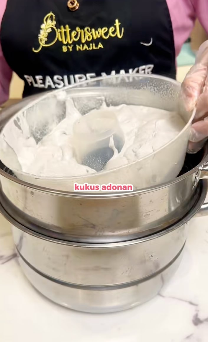 Cara bikin bolu ketan hitam keju lumer viral antiambyar, tak perlu oven, cuma kukus doang