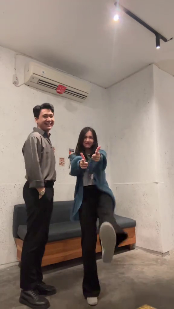 6 Tahun single usai putus dari pacar bule, ini 9 potret kemesraan Dea Annisa dan Achmad Zacky