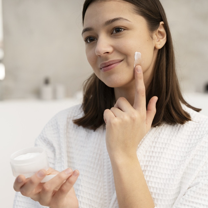 Tak banyak yang tahu, cowok ini jelaskan penyebab moisturizer sebaiknya tidak dipakai di area mata