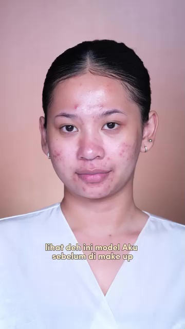Kulit berminyak dan jerawatan, transformasi cewek dirias ini bak beda orang meski tanpa foundation