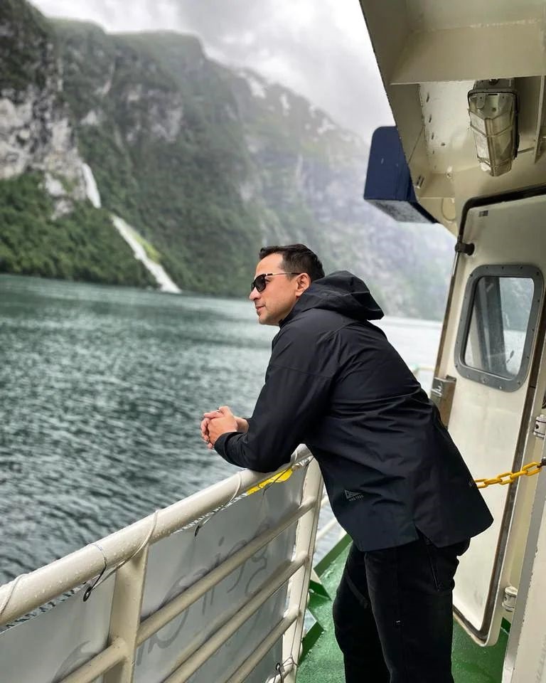 Kini hot daddy di usia 54 tahun dulunya atlet taekwondo, 11 potret terbaru aktor ini bikin terpesona