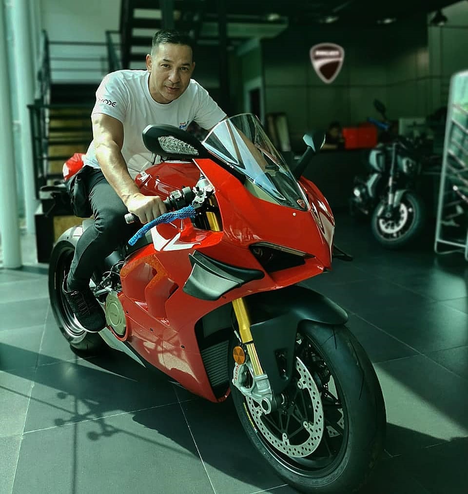 Kini hot daddy di usia 54 tahun dulunya atlet taekwondo, 11 potret terbaru aktor ini bikin terpesona