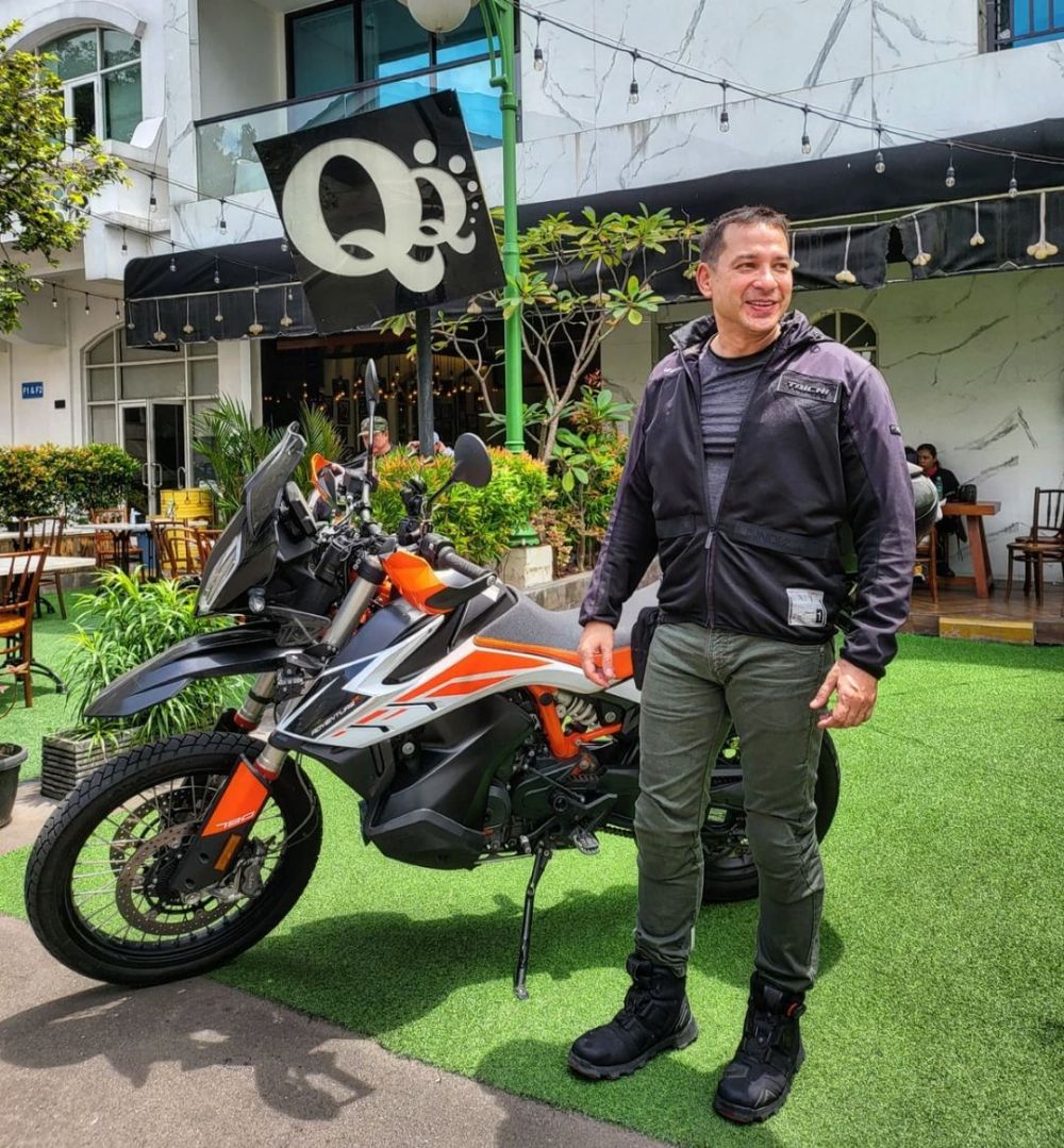 Kini hot daddy di usia 54 tahun dulunya atlet taekwondo, 11 potret terbaru aktor ini bikin terpesona