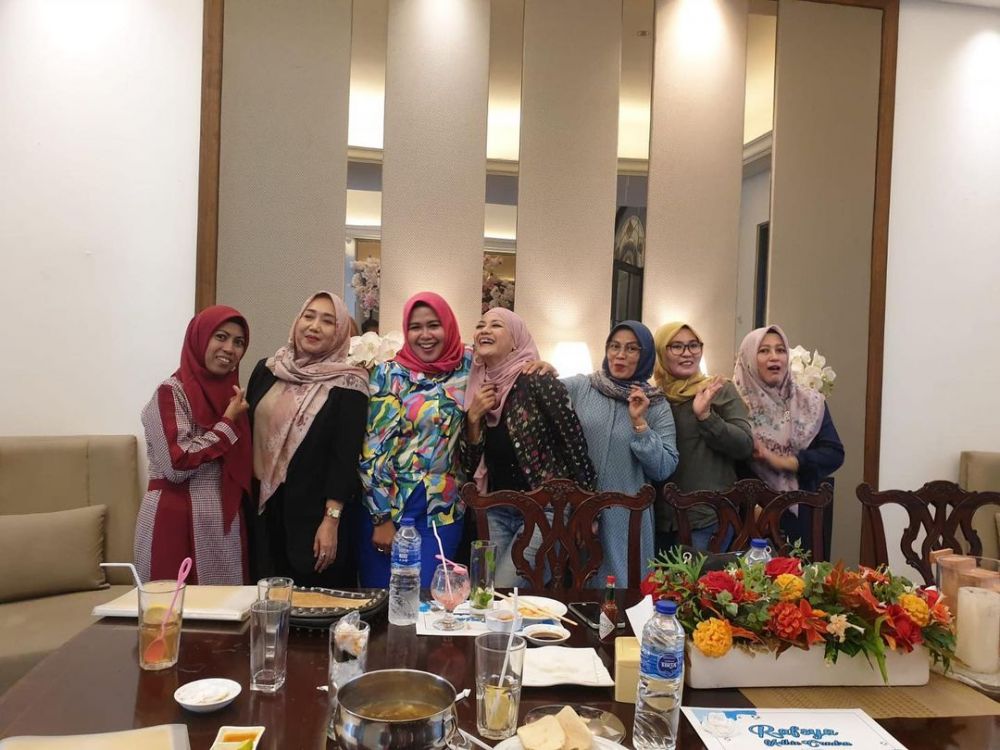 Kini mantap berhijab dan jadi IRT, ini 11 potret terbaru bintang iklan pembersih wajah bareng Gunawan