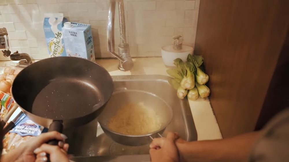 Penuh perabotan tapi tetap estetik, ini 7 cara Ersa Mayori menata dapur minimalis jadi homey abis