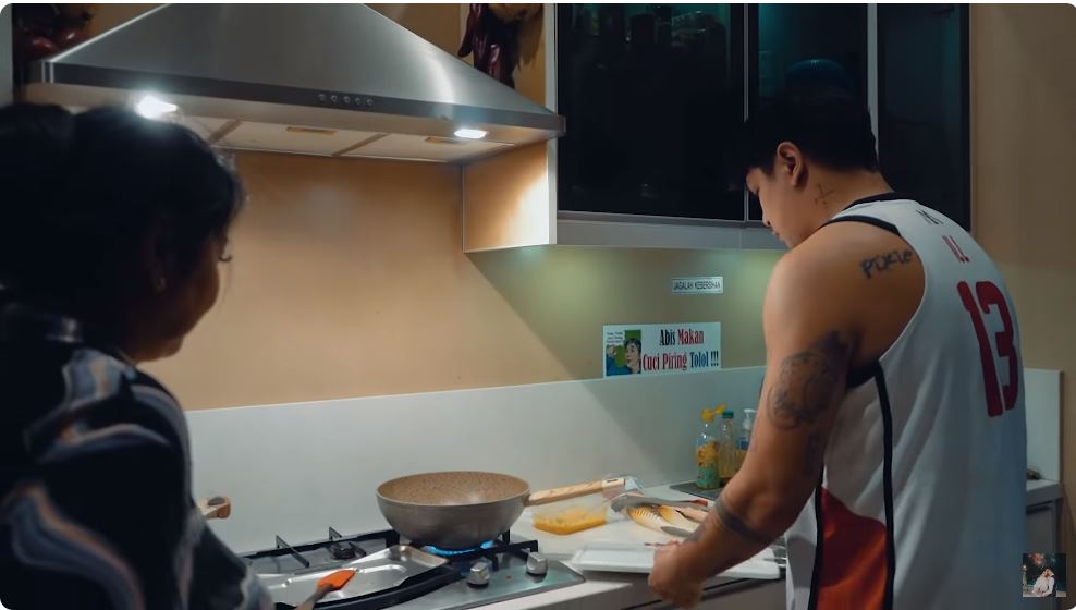 Tagihan listriknya Rp 100 juta sebulan, ini 7 cara Jennifer Jill menata dapur tanpa meja island