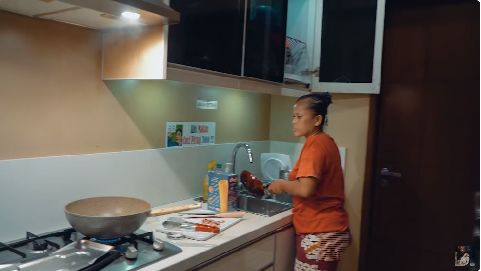 Tagihan listriknya Rp 100 juta sebulan, ini 7 cara Jennifer Jill menata dapur tanpa meja island