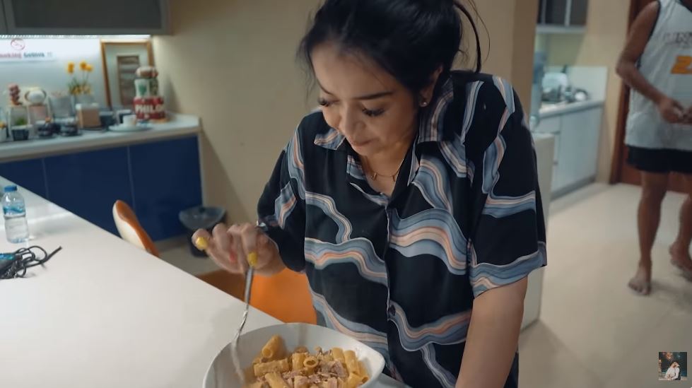 Tagihan listriknya Rp 100 juta sebulan, ini 7 cara Jennifer Jill menata dapur tanpa meja island