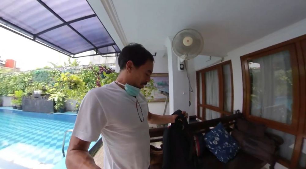 Nyambung dengan kolam renang, ini 7 cara Teddy Syach menata dapur bernuansa vintage dan homey