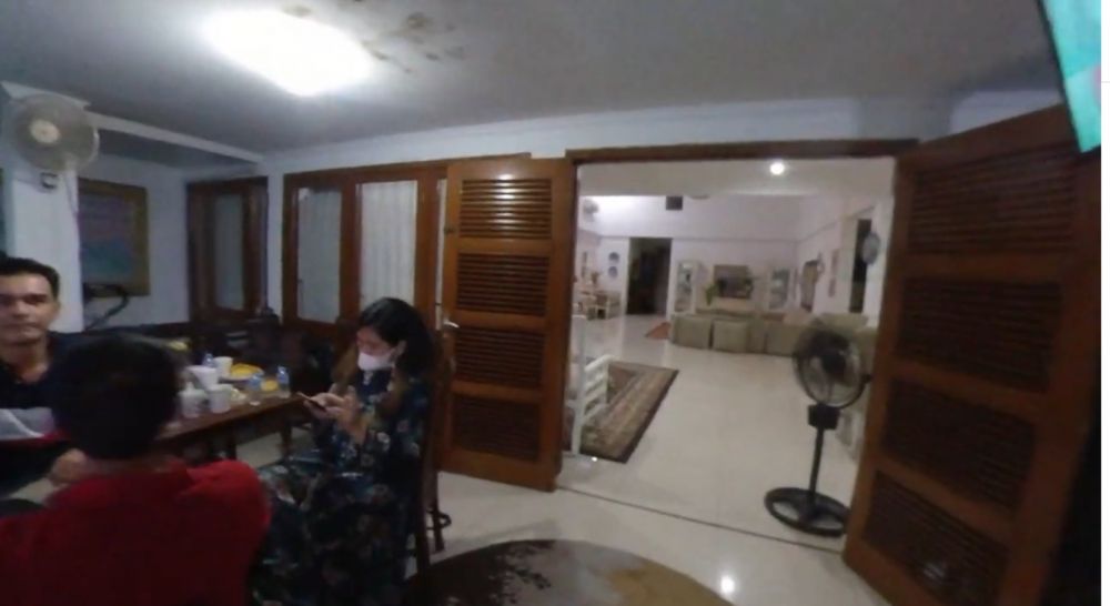 Nyambung dengan kolam renang, ini 7 cara Teddy Syach menata dapur bernuansa vintage dan homey