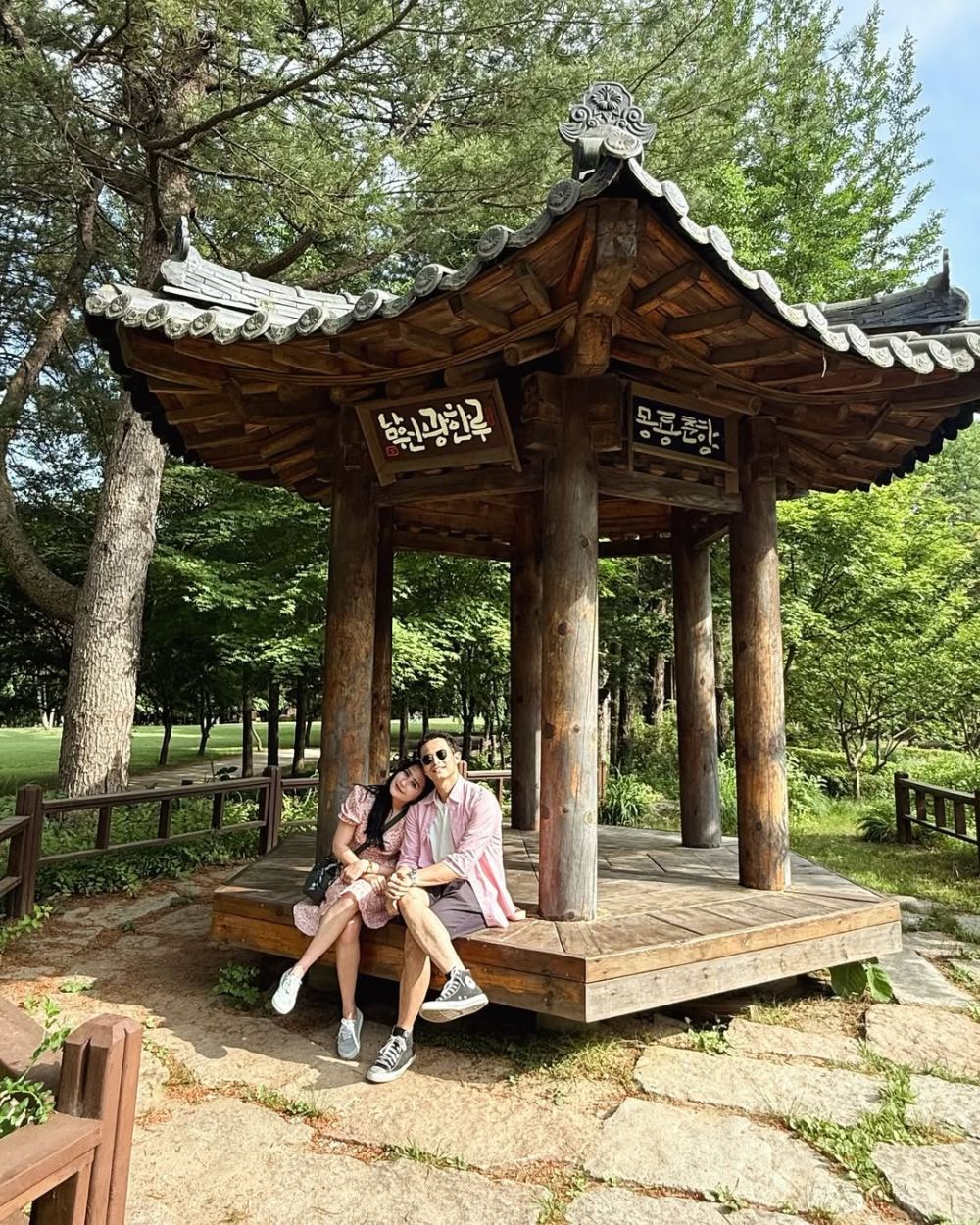 Sejak pacaran dengan Omara Esteghlal, Prilly Latuconsina hobi pakai outfit serba pink, bucin banget